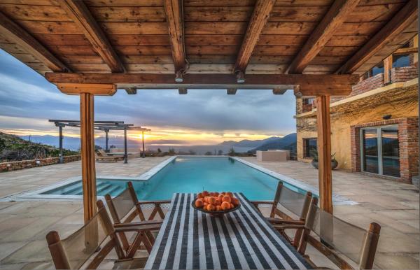 Na fotografii je vidět objekt Villa Daphne Private Pool & Amazing View nacházející se ve městě Khronia.