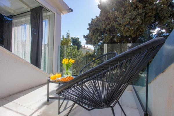 Luxattic, Split