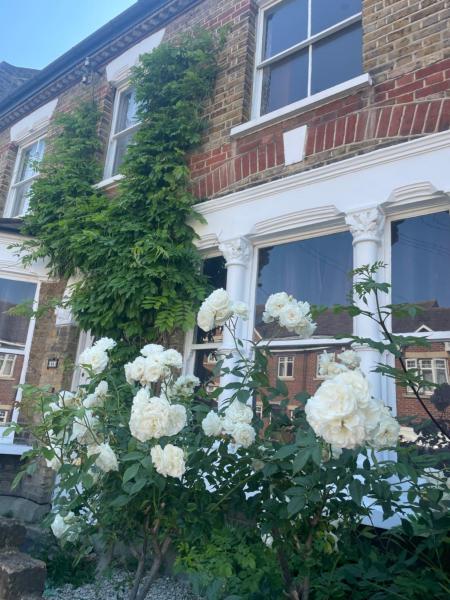 La photo montre l'objet Traditional English 4 bedroom home in Greenwich situé dans la ville de Plumstead.