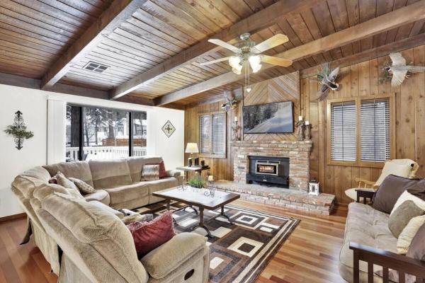 写真にはビッグ・ベア・シティ市にあるBelmont Pines Cottage Big Bear~ Mins To Activities~が写っています。