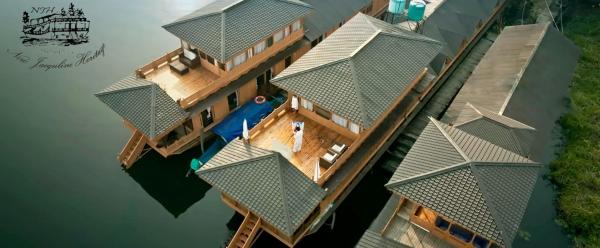 A la foto es mostra l'objecte New Jacquline Heritage Houseboats situat a la ciutat de Srinagar.