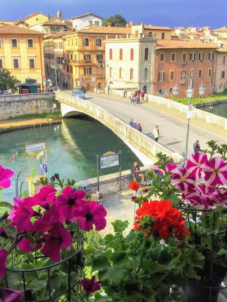 Na foto é possível ver o objeto La Finestra sul Velino, uno splendore da vivere localizado na cidade de Rieti.