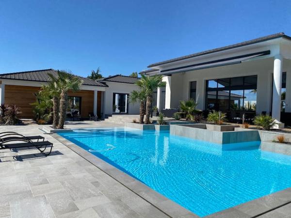 Nella foto è visibile l'oggetto La Villa Milana 500m² : piscine chauffée, SPA, sauna, hammam situato nella città di Saint-Avit.