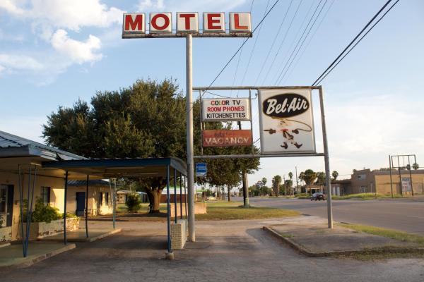 Na fotografii je vidět objekt Bel-Air Motel nacházející se ve městě Alice.