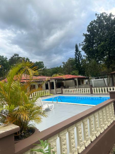 A la foto es mostra l'objecte Villa Familiar con Piscina Privada y Rio situat a la ciutat de Las Avispas.