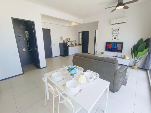Foto 9: Infinity Pool, Georgetown, Up to 11 Pax, 3 Bedrooms, 2 Bathrooms, 2 Car Parks by Star Home