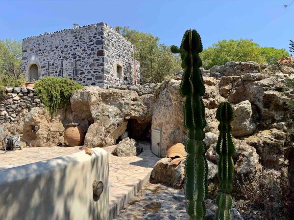 Na fotografii je vidět objekt Nisyros Traum „Speladi“ nacházející se ve městě Mandrakion.