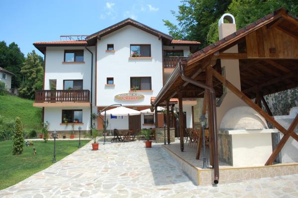 The photo shows the Guest House Savina located in the city of Bangeytsi.