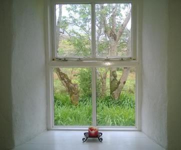 The photo shows the 381 Glassillaun Cottage located in the city of Kinnadoohy.