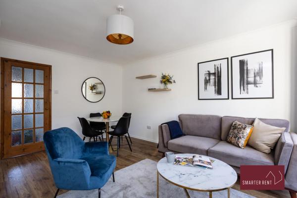 A la foto es mostra l'objecte Bracknell - 2 Bedroom Home With Parking & Garden situat a la ciutat de Easthampstead.