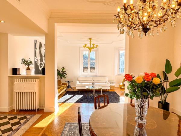 The photo shows the Bellissimo Appartamento located in the city of Como.