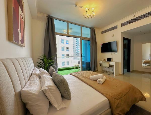 A la foto es mostra l'objecte WOW Studio w/ Balcony and Canal View in Marina situat a la ciutat de Dubai.