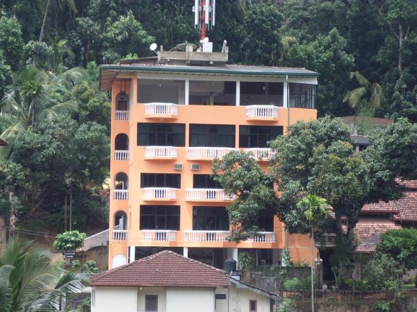Na fotografii je vidět objekt Majestic Tourist Hotel nacházející se ve městě Kandy.