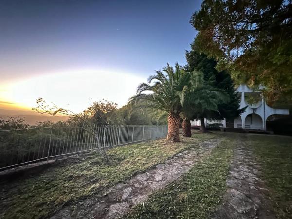 Na zdjęciu widoczny jest obiekt Villa il Vecchio Abete położony w mieście Floresta.