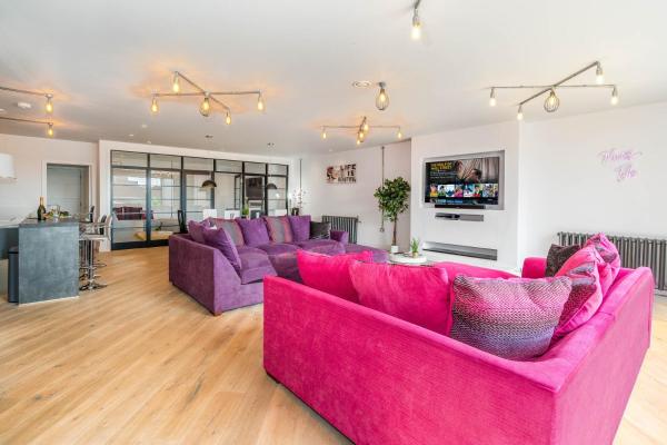 City Centre 2 Bedroom Penthouse - Secure Parking - Air Conditioning - 17CH, Birmingham
