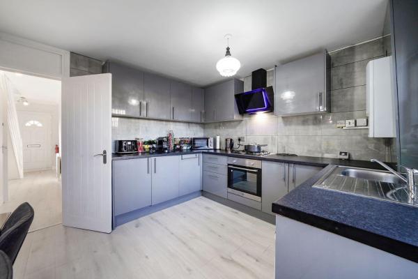 Spacious, 4 bed, Garden, Parking, ExCel London photo 3