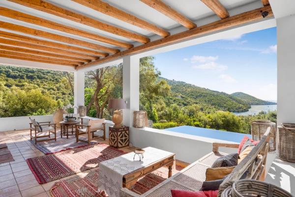 A la foto es mostra l'objecte Villa Viviere -Nestled just 100 meters above the charming village of Sivota situat a la ciutat de Sivota.