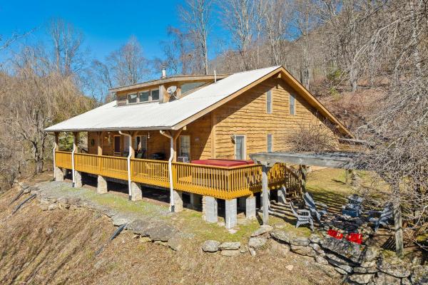 På bilden syns objektet Peaceful Bryson City Cabin with Hot Tub and Deck! som ligger i staden Bryson City.