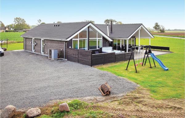 На фото показан объект Amazing Home In Bogense With Sauna, расположенный в городе Богенсе.