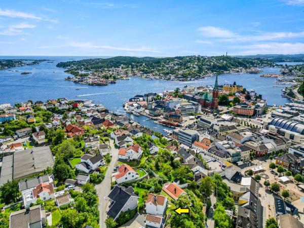 På billedet ses objektet Sentrum - Koselig hus med parkering beliggende i byen Arendal.