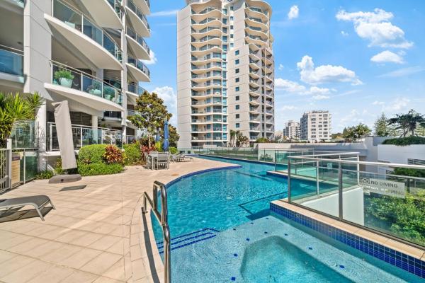 3 Bedroom Luxurious And Spacious Apartment One Street Away From Beach - Buderim