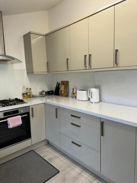 3 Bed Retreat Cardiff Free Parking Long Stays and Short Stays Contractors and Family Friendly, Cardiff