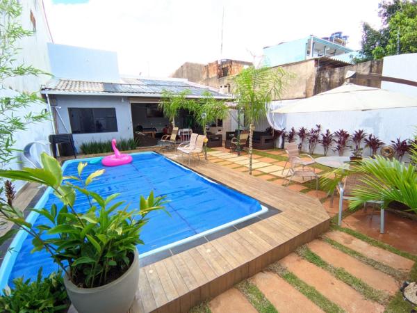 The photo shows the Espaço Inteiro: Chalé, até 4 pessoas, com piscina located in the city of Samambaia.