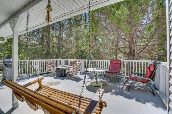 Kuva 4: Ski, Hike & Fish: Big Bear Lake Home w/ Fire Pit