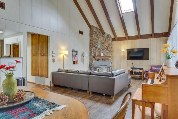 Kuva 6: Ski, Hike & Fish: Big Bear Lake Home w/ Fire Pit