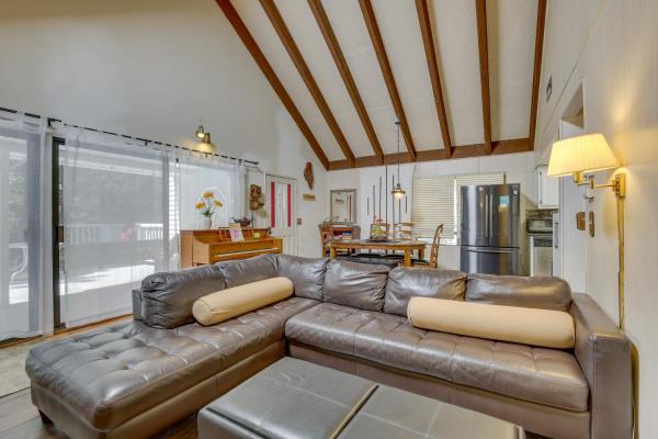 Kuva 7: Ski, Hike & Fish: Big Bear Lake Home w/ Fire Pit
