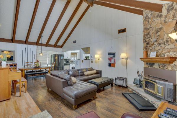 Kuva 8: Ski, Hike & Fish: Big Bear Lake Home w/ Fire Pit