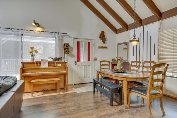 Kuva 9: Ski, Hike & Fish: Big Bear Lake Home w/ Fire Pit
