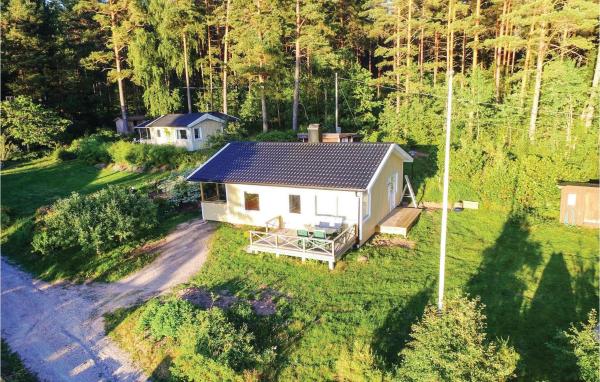 A la foto es mostra l'objecte Stunning Home In Fristad With Wifi situat a la ciutat de Äspenäs.
