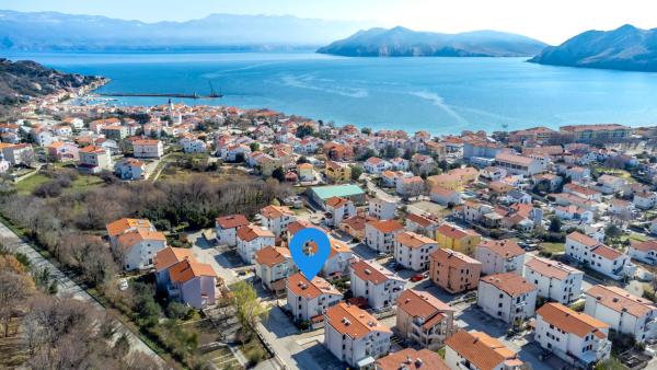 På bildet vises objektet Apartments with parking space Baska, Krk - 22413 som ligger i byen Baška.