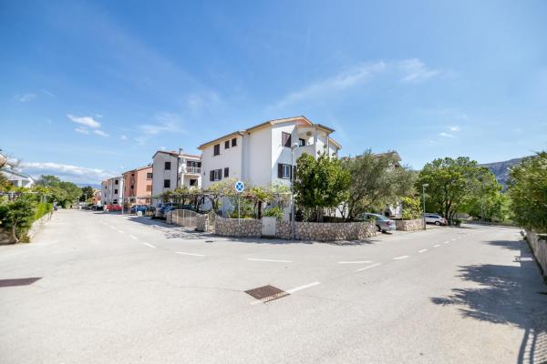 På bildet vises objektet Apartments with parking space Baska, Krk - 22414 som ligger i byen Baška.