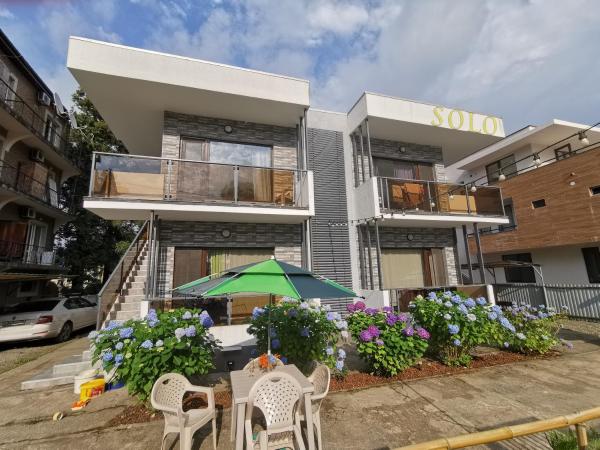 Na zdjęciu widoczny jest obiekt Solo apartments położony w mieście Ureki.