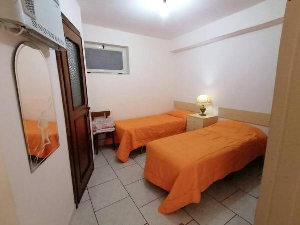 På billedet ses objektet Monolocale 3 letti con cucina e parcheggio gratuito beliggende i byen Candela.