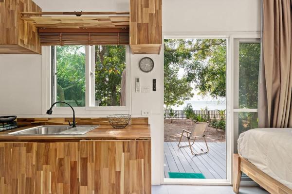 På billedet ses objektet Brand New Beachfront & Secluded Tiny House beliggende i byen Koh Samui.