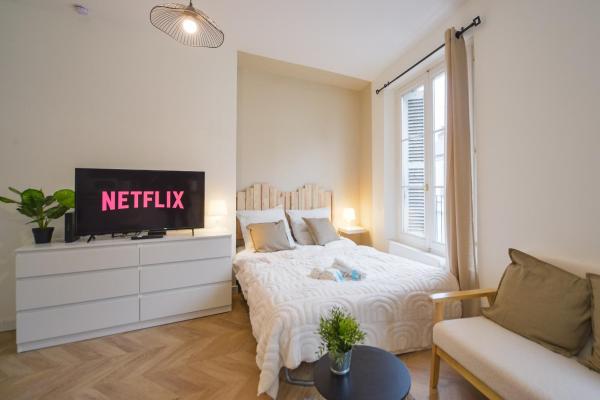 A la foto es mostra l'objecte Le Clocher - Quai De La Loire - Netflix situat a la ciutat de Tours.