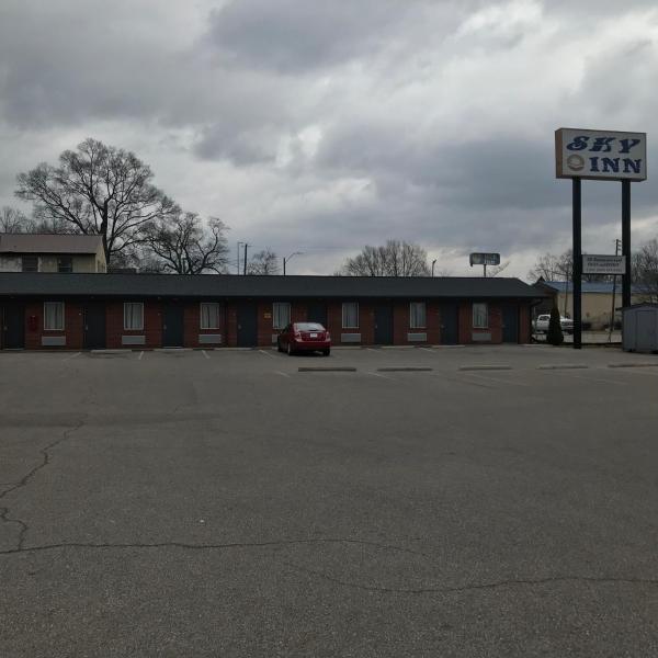 Na zdjęciu widoczny jest obiekt Sky Inn Hotel położony w mieście Birmingham.