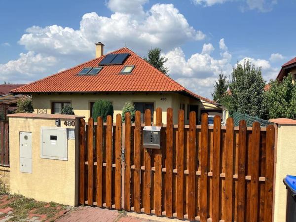 Na zdjęciu widoczny jest obiekt Dom s bazenom pri X Bionic Sphere pre 2 az 7 ludi położony w mieście Hamuliakovo.