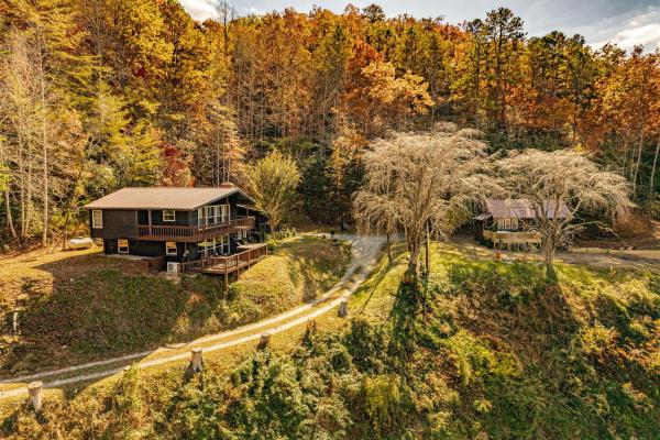 På bilden syns objektet Big Blue Cabins som ligger i staden Bryson City.