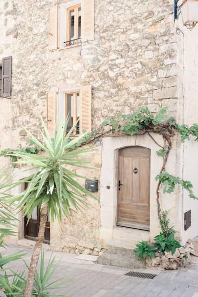 A la foto es mostra l'objecte Entire townhouse in the heart of the village situat a la ciutat de Valbonne.