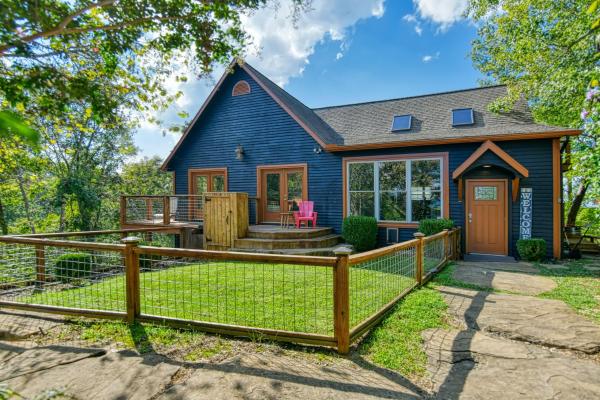 Sunset Cove Lakefront Luxury Lodge With Private Dock - Dandridge, TN