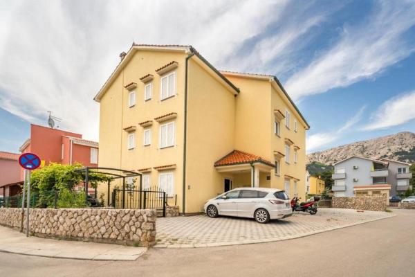 På bildet vises objektet Apartments with parking space Baska, Krk - 22418 som ligger i byen Baška.