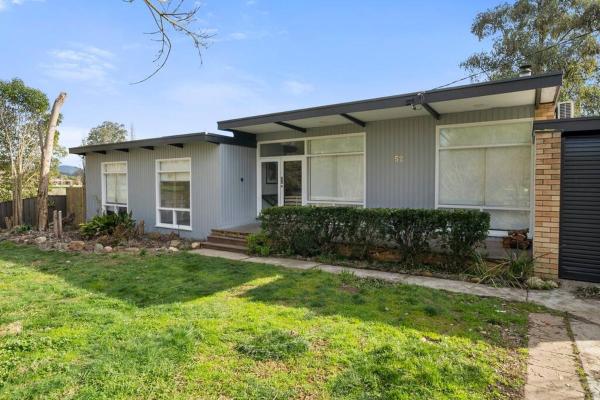 The photo shows the Alpine Hills Hideaway located in the city of Ovens.