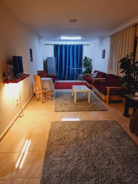 Nella foto è visibile l'oggetto Cairo Nasr City - 15minutes from Airport - private single room with shared bathroom - غرفة مفردة خاصة مع حمام مشترك - chambre simple privée avec salle de bain partagée - одноместный отдельный номер с общей ванной комнатой - situato nella città di Il Cairo.