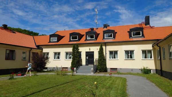 The photo shows the Ekängens Pensionat Garde located in the city of Huse.