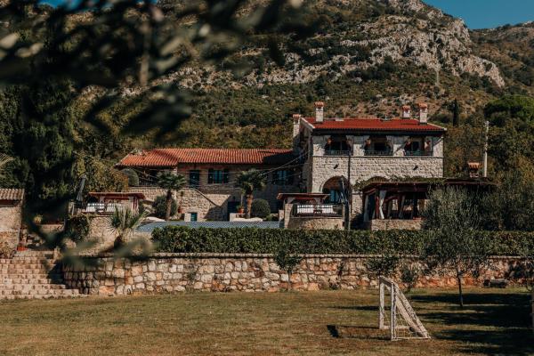 Na zdjęciu widoczny jest obiekt Talići Hill - Rustic Villas położony w mieście Sutomore.