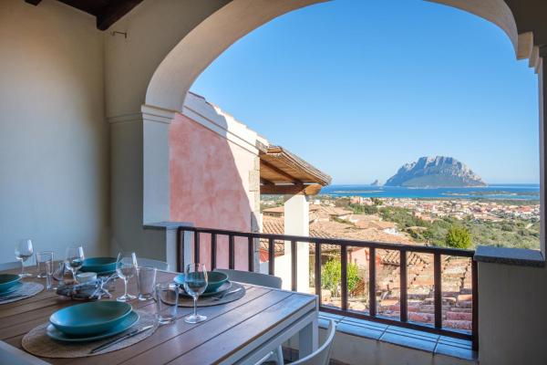 The photo shows the Vista Mare-Isola Tavolara e Solarium Panoramico located in the city of Porto San Paolo.